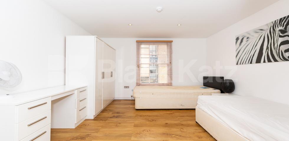			STUNNING 3 BED IN WC1!, 3 Bedroom, 1 bath, 1 reception Flat			 Byng Place, RUSSELL SQUARE